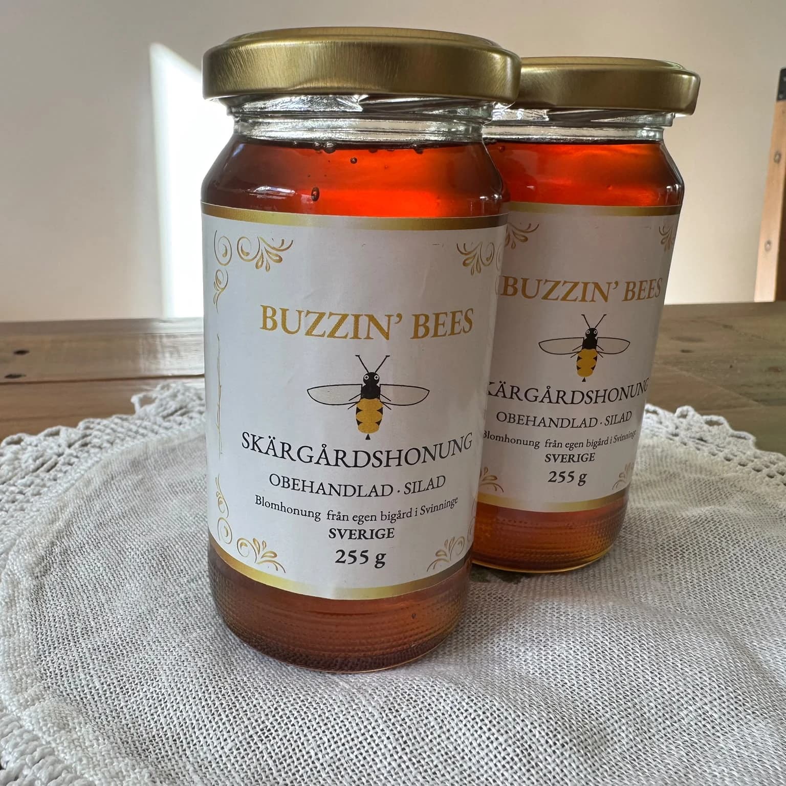 Två burkar Buzzin' Bees sensommarhonung från Svinninge, 255 g