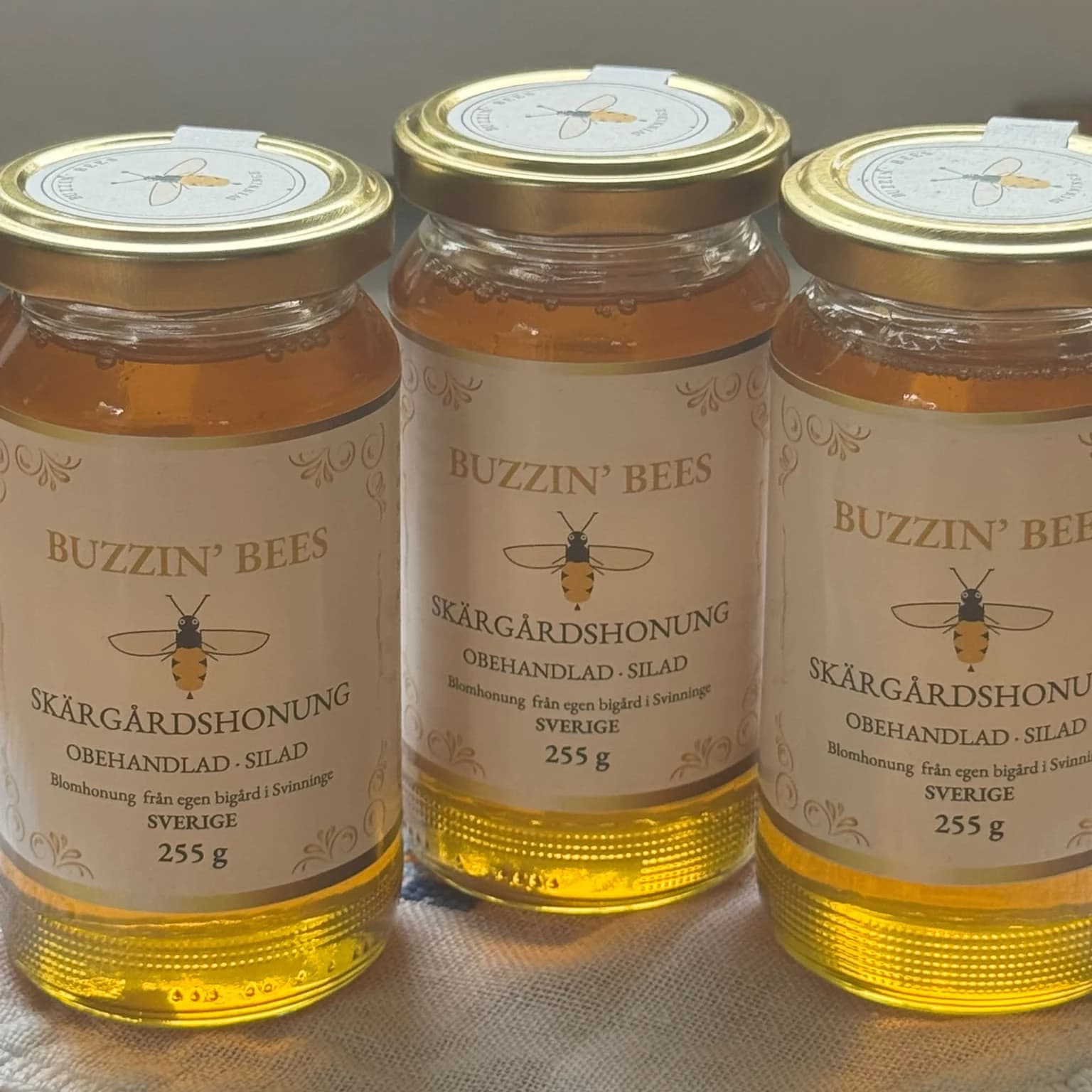 Tre burkar Buzzin' Bees skärgårdshonung från Svinninge, 255 g
